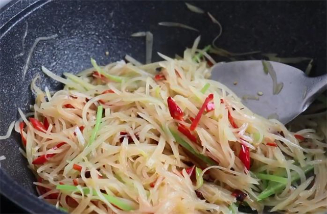 炒土豆丝时,最好不要直接炒,教你正确做法,口感清脆超好吃