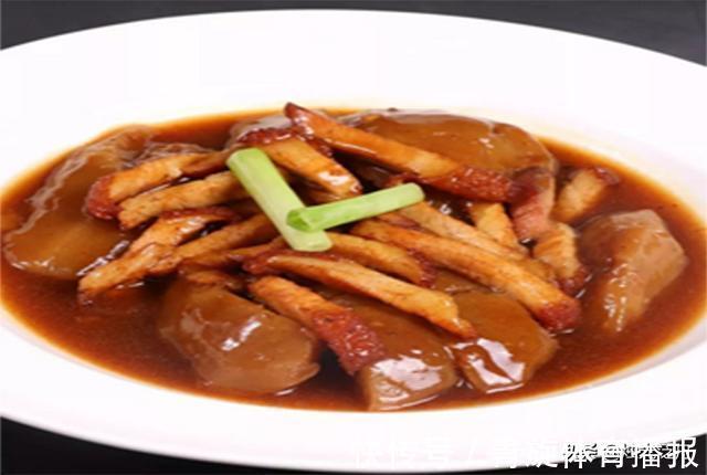 煲仔酱|美食推荐：钢锅鱿鱼、葱烧柚皮烧腩、山水墨鱼饺子制作方法