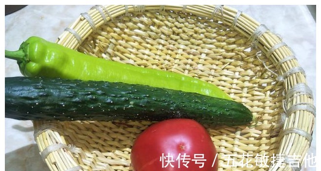 多汁|西红柿又有新吃法,加2样食材,锅里简单一炒,香辣多汁超下饭!