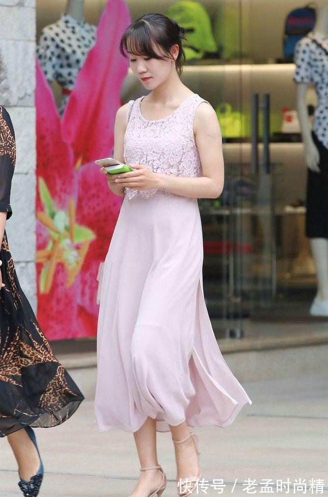 连衣裙 街拍美女:一件优雅的连衣裙搭配一双性感的高跟凉鞋,简单、美丽