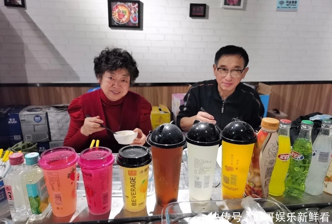 诗和远方|80后火锅店老板太酷了,贴条放假说走就走,已经不是第一次了