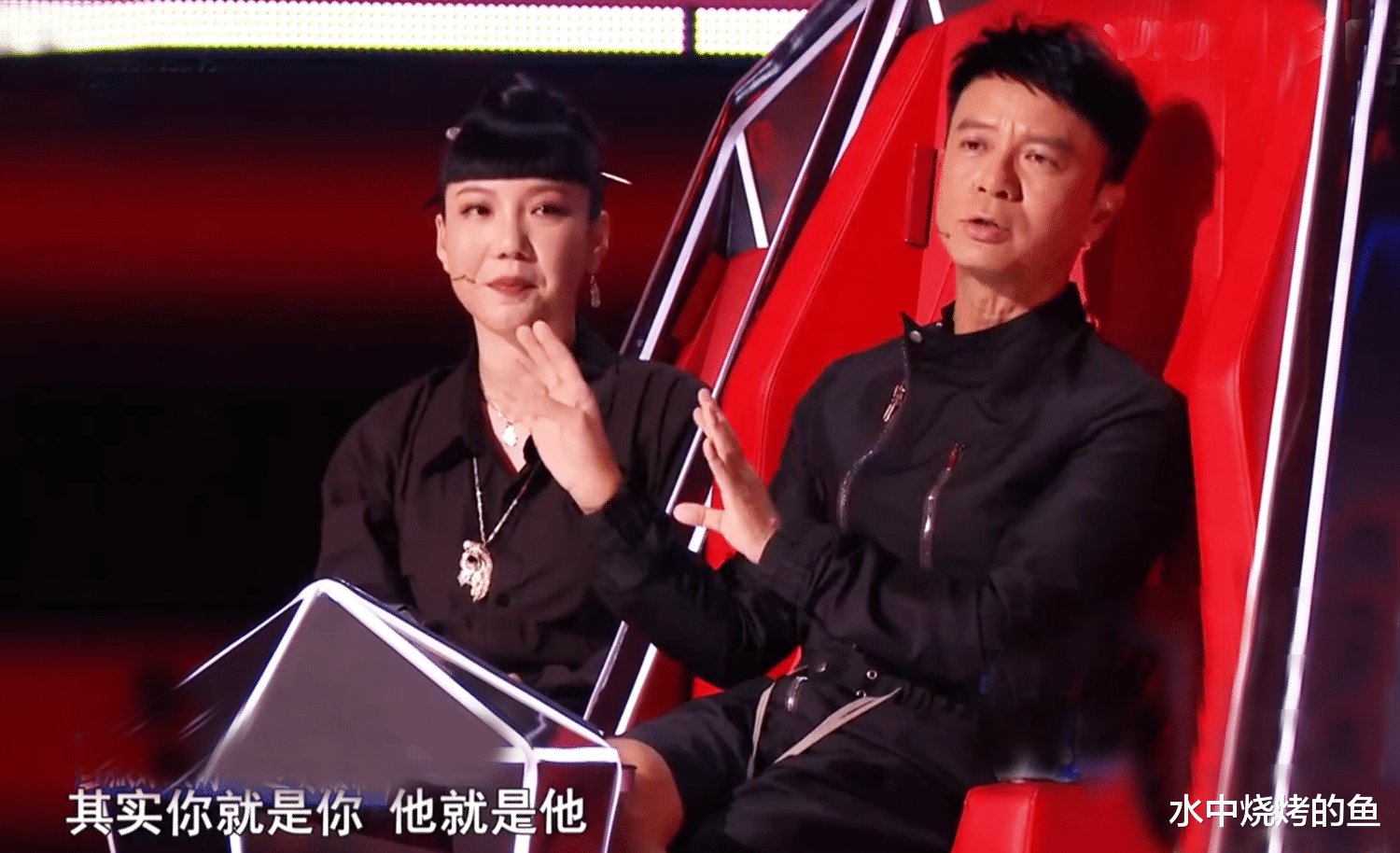 节目组|中国好声音:周深被节目组硬cue,3位导师按剧本扯关系,那英还踩一脚