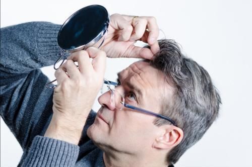 白发|频繁“染发”伤害身体吗?结果可能跟你想的不一样,但肯定伤头发