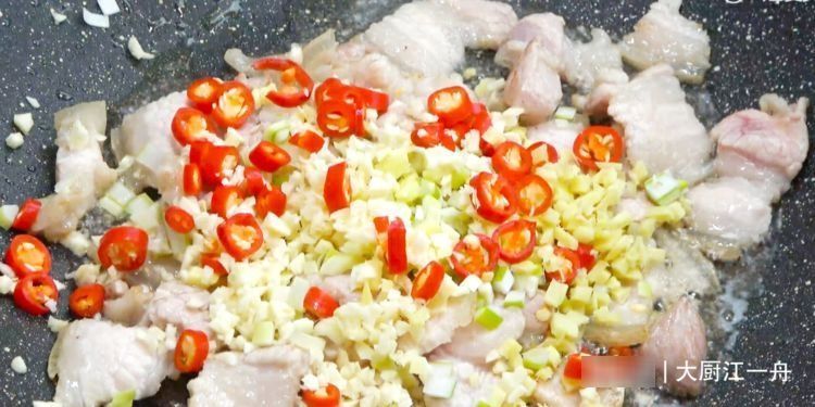 豆角|炒豆角时,先放油就错了,教你饭店做法,豆角翠绿爽口不发黑