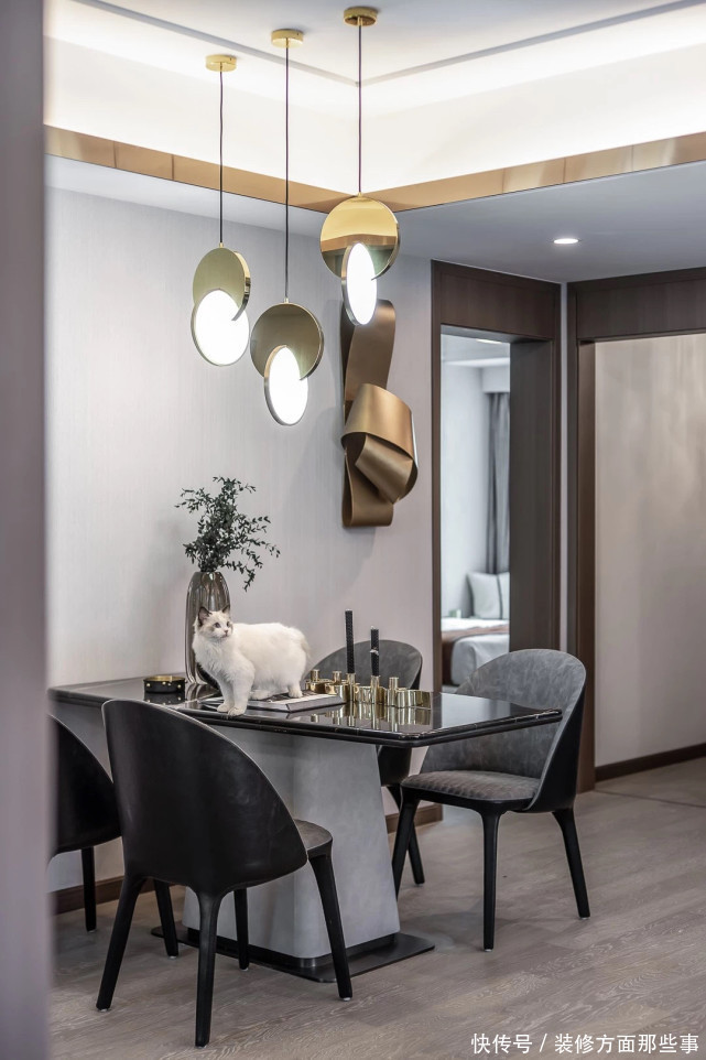 四居室|120平现代风四居室,定制柜子不仅收纳有序还是家中独特的装饰