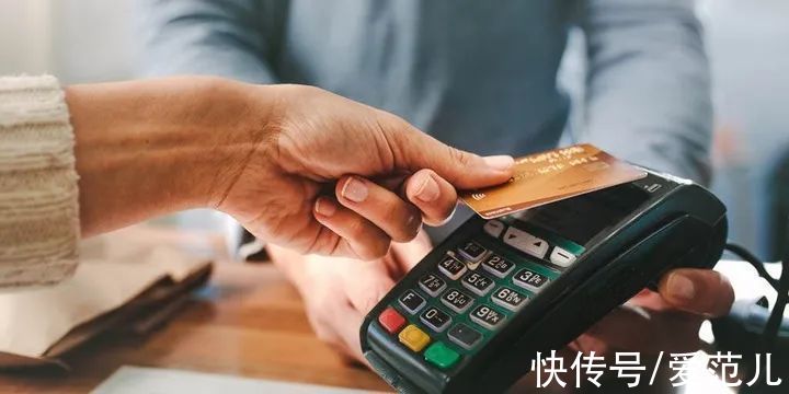 信用卡|12 年后，iPhone 终于「变成」了 POS 机