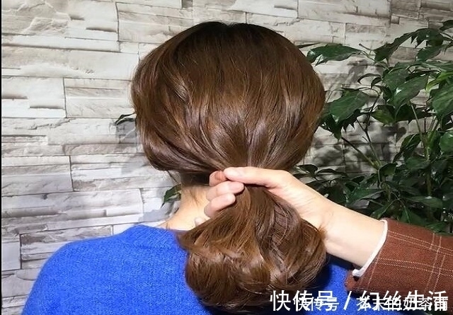 气质|女人35左右头发过肩,烫卷更合适,!有了气质,多了魅力