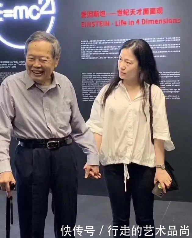 衣服|杨振宁妻子翁帆衣品真是脱俗,素面朝天爱穿白衣,书卷气质好迷人