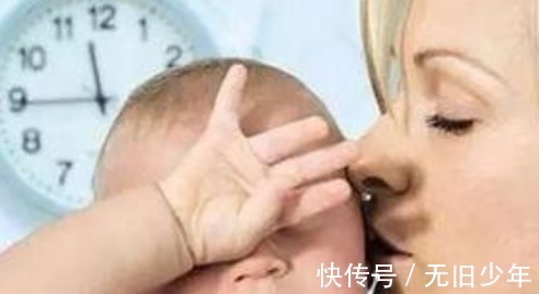 喂养|婴儿吃辅食这一时期, 出现这些行为, 就代表着宝宝过度喂养!