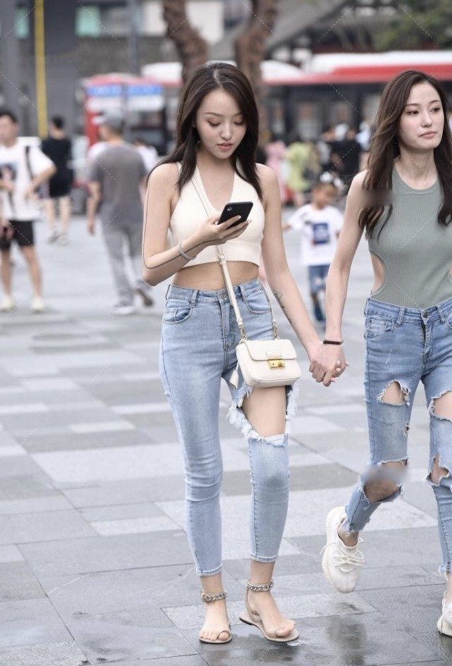 白色上衣 闺蜜俩逛街走乞丐风引人注目,白色上衣的“炫腹”搭配休闲又时尚