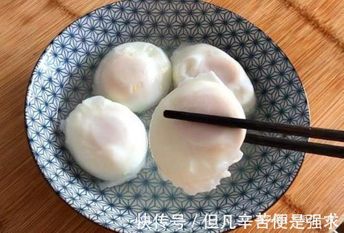 水煮荷包蛋时,为何总是散开有白沫教你2招,荷包蛋滑嫩不粘锅