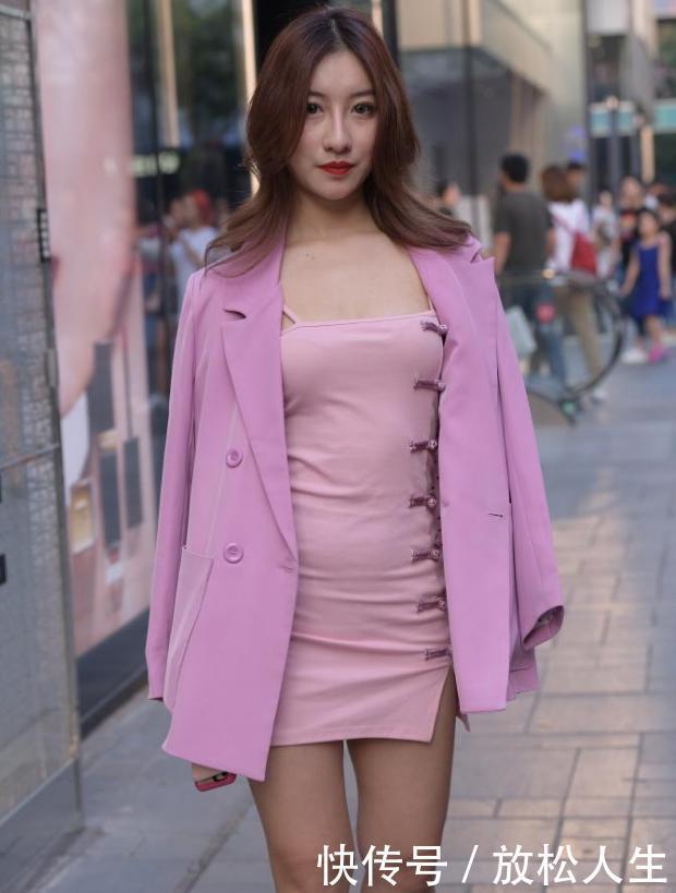 魅力|气质美女的吊带裙,搭配粉色西装,展现个性美有魅力