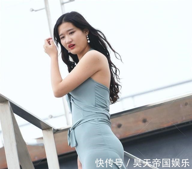 雾霾 雾霾蓝色高级优雅,和连衣裙组合在一起,显现浪漫温婉的轻熟风格!