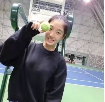 王欣瑜|中国网坛00后女神横空出世，被称中国版莎娃，侧脸美出天际