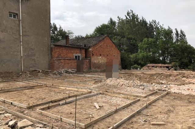 正门|48岁的大叔,砸掉老房子,盖了一座四合院,完工后全村人都惊艳了