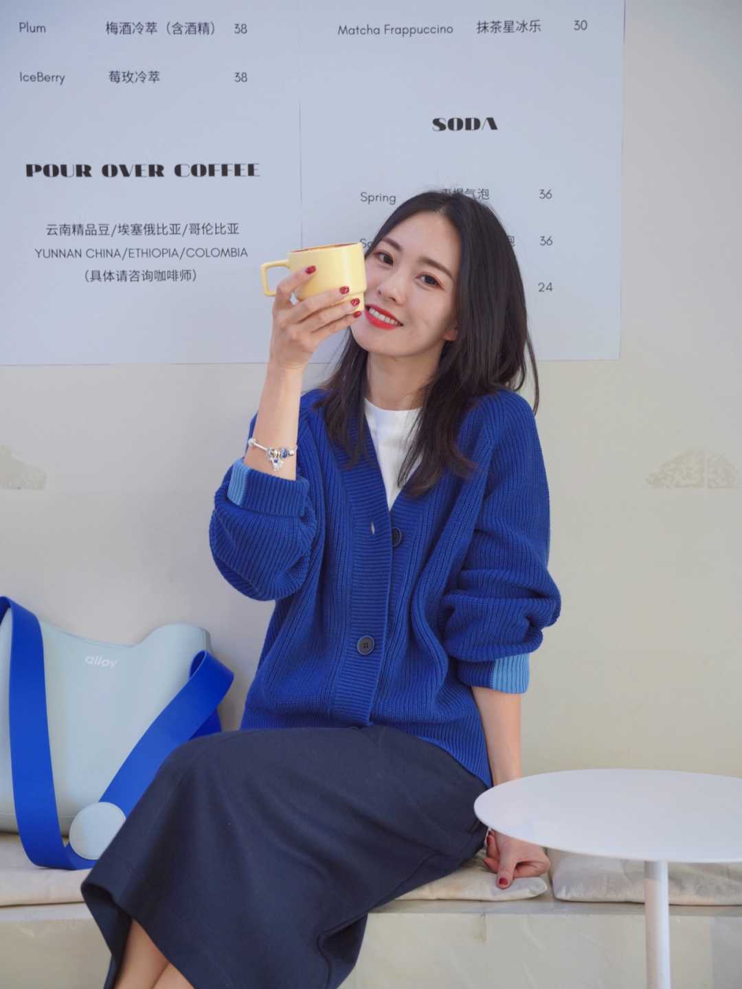 针织开衫 克莱因蓝不好配色?黑白红是标配,棕色米灰也可以“炒”一下CP