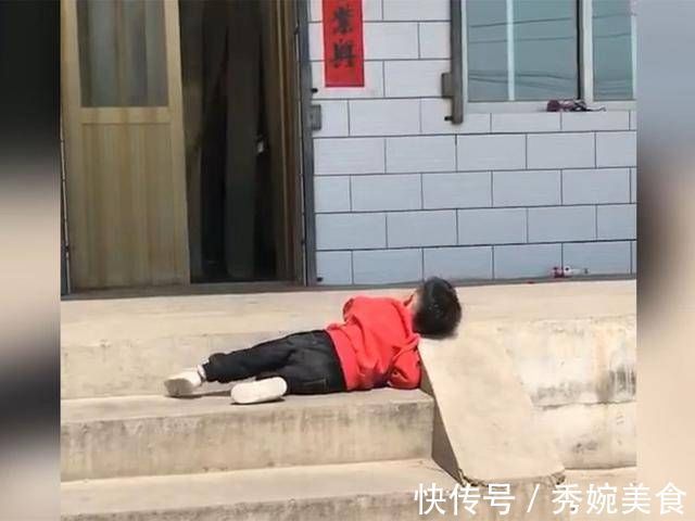 一只眼|自从去了奶奶家,瞧到儿子在院子里晒太阳的画风,妈妈笑喷了