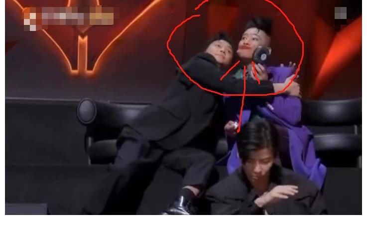 陳小春|張智霖現(xiàn)場(chǎng)表演貼臉，看到陳小春的回應(yīng)，網(wǎng)友：想他們了