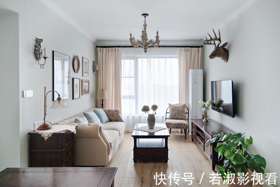 两个人|朋友第一次到新家做客,进屋就被客厅吸引,独特的配色让人称赞