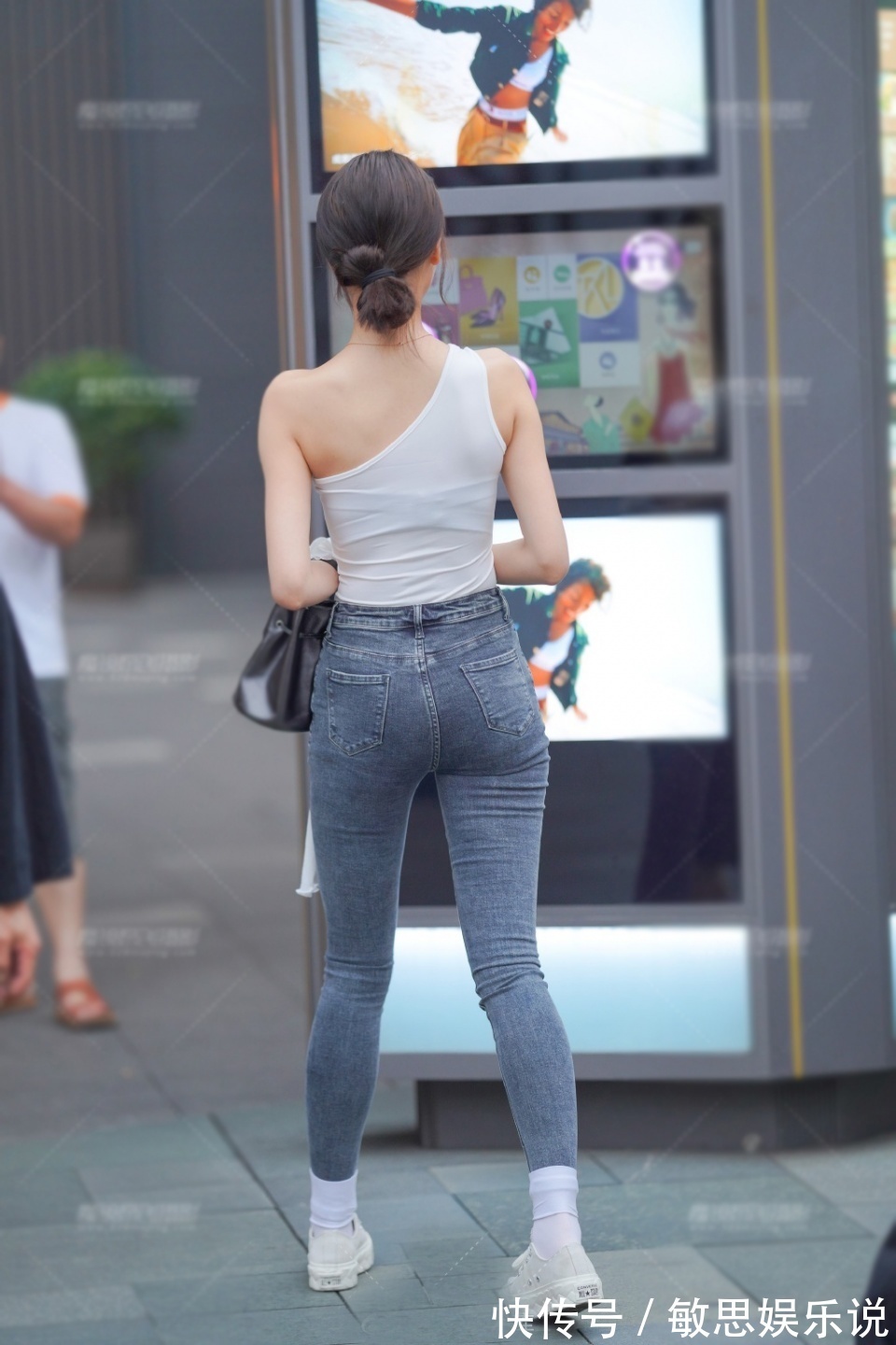 穿搭 个性的女生,单吊带衫配灰色牛仔裤,穿搭的时尚又抢镜