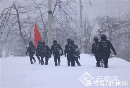 自热饭|云南高原雪山巡边民警吃自热饭过节