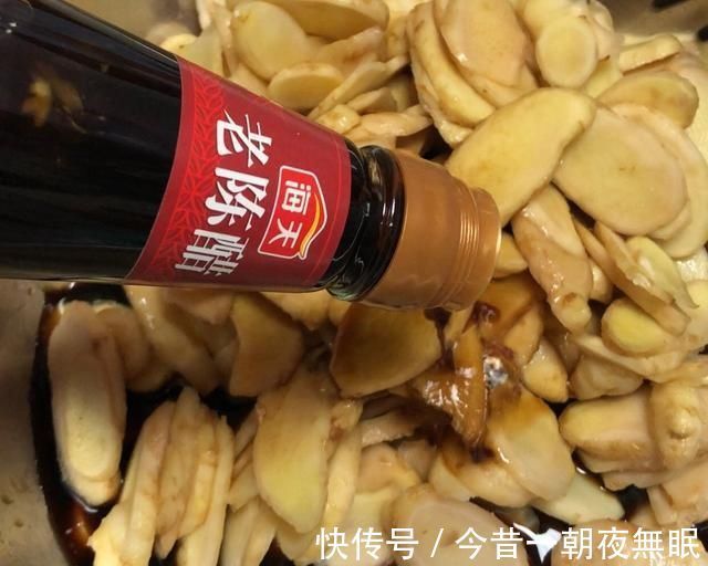 辛辣|夏天用醋把姜泡起来,酸甜不辛辣,每天早晨吃点,想不到这么厉害