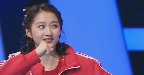 华晨宇|关晓彤趴包贝尔身上,谁注意她腿咋放的?网友:一看就是有男友的人