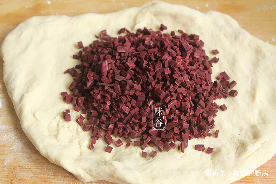 蒸馒头时加紫薯，好吃不腻，营养又低脂，隔三差五吃，肠胃更健康