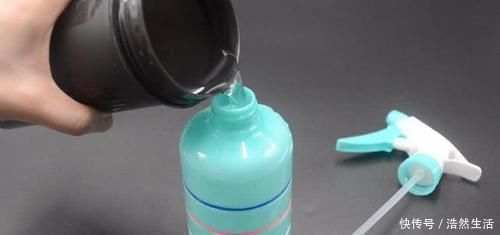 白醋倒在手心搓一搓,真的厉害了,解决了男人女人的困扰,都学学吧