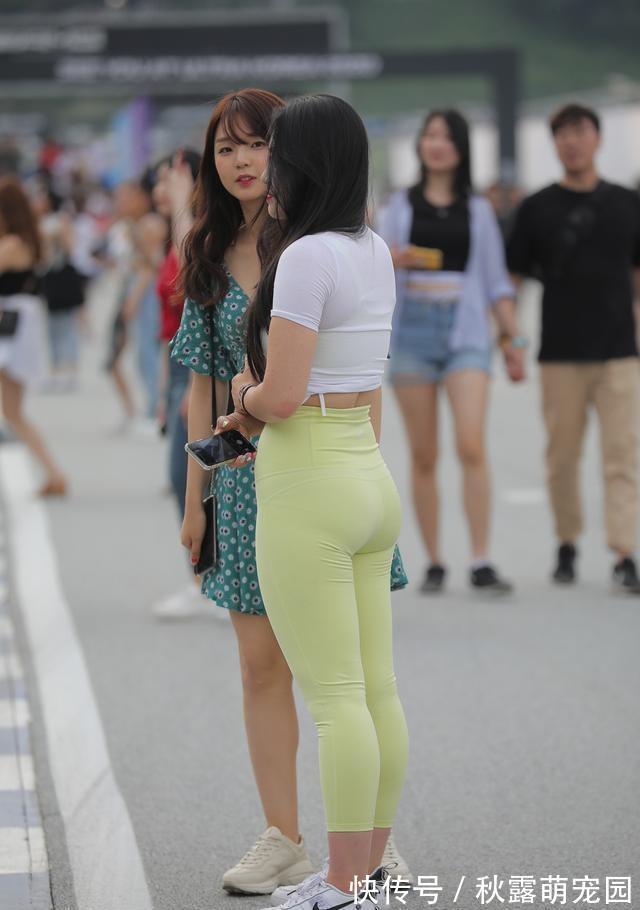 颜色 彩色打底裤搭配白色上衣,特别有质感,同时显得很俏皮