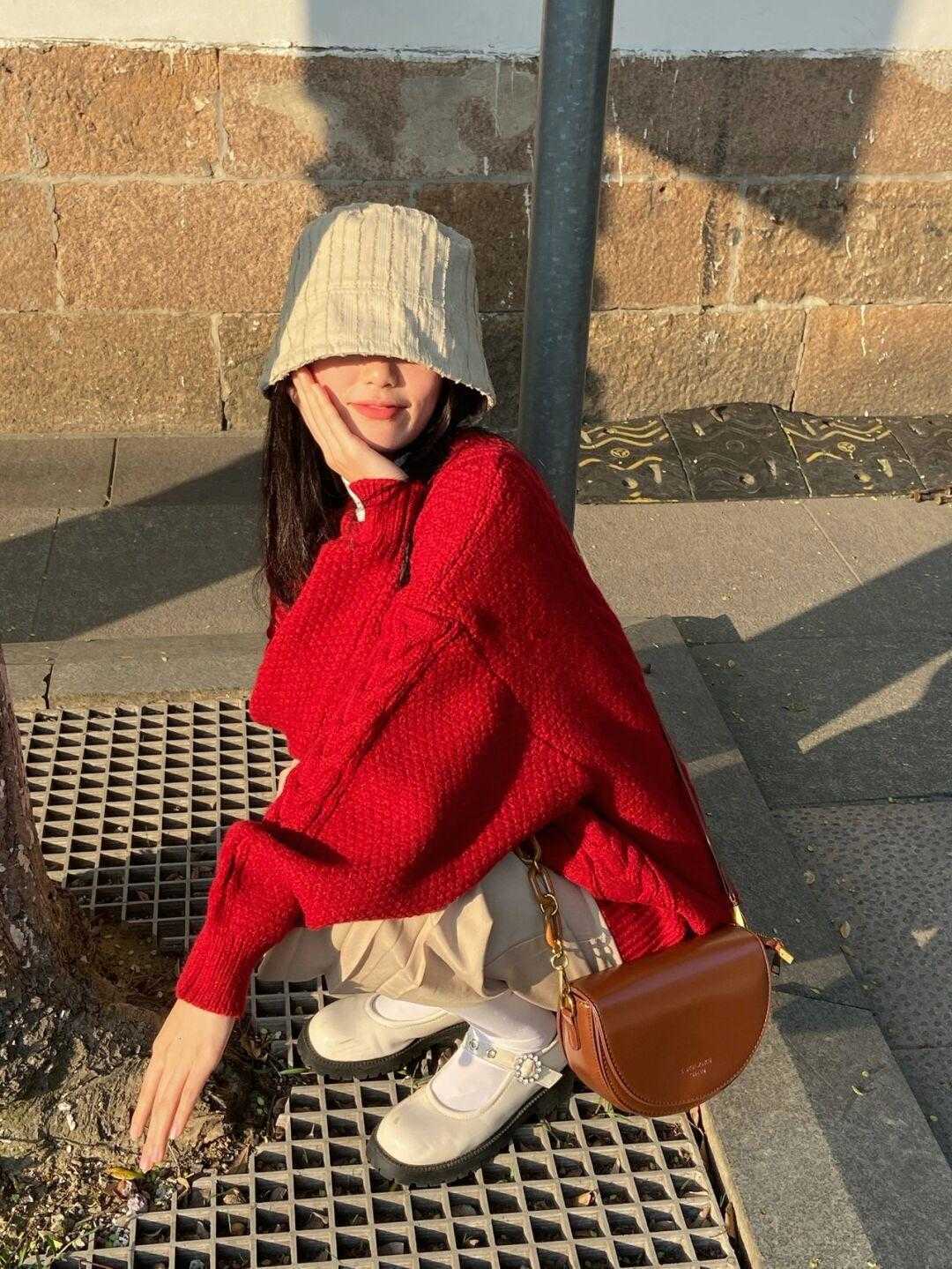 穿搭|今年流行红色毛衣,搭配半裙,裤子都气质,简约还高级
