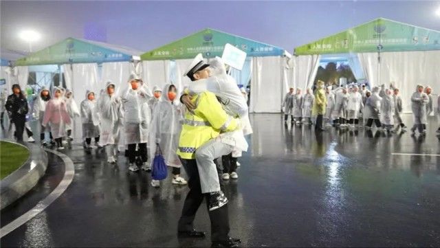 韩辰|全运会闭幕后，有人“抱”警！