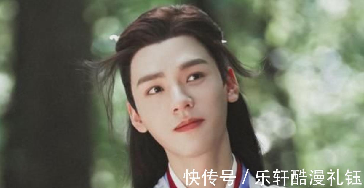 花儿与少年|《中餐厅5》海报姚安娜独自站后排，颜值普通头比周也大一圈