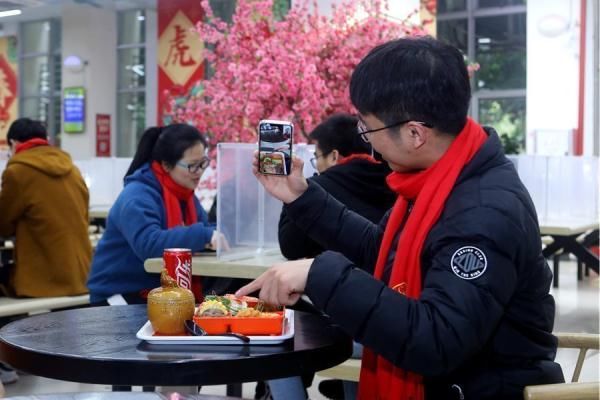 学生们|烤全羊、大闸蟹......高校“豪华年夜饭”温暖留校学子心