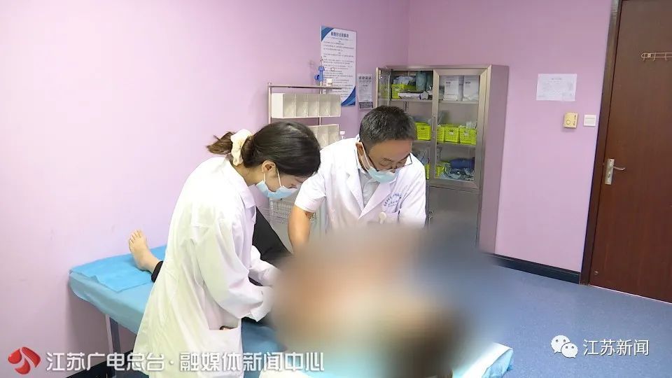女子胸部取出1000毫升变质物只因25年前一个冲动的决定…