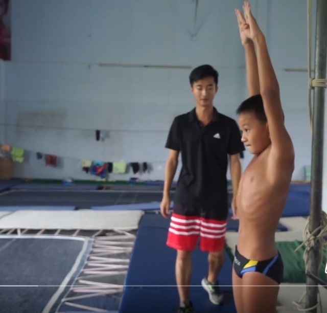 中国跳水队|全红婵10岁弟弟刻苦训练!腾空高度异于常人,跳水新王一统江湖?