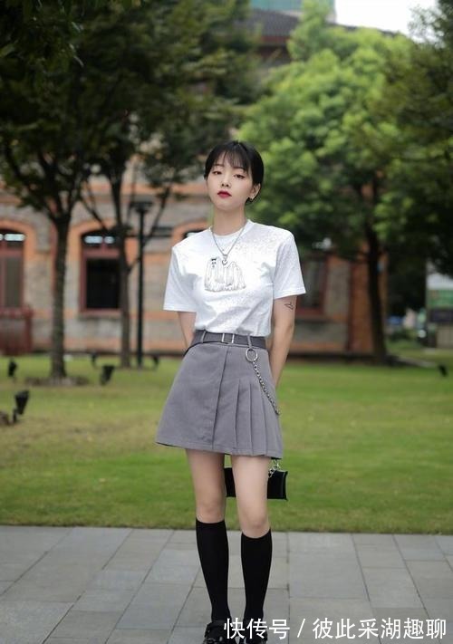 穿搭|被“裙子+袜子”穿搭圈粉了，时髦个性，还很显腿长，谁穿谁美