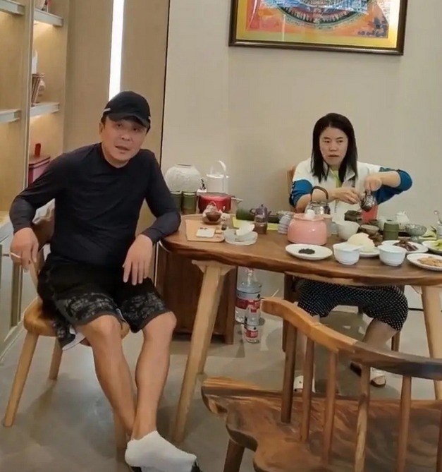 训练基地|亿万富豪老公“很听话”!在老婆王楠面前会来事,逗笑一旁丈母娘