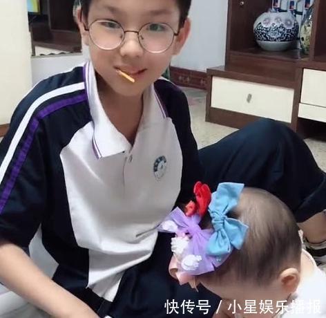 嫌弃|妹妹将小脚塞进哥哥嘴里，哥哥满脸嫌弃，却不敢轻易发火