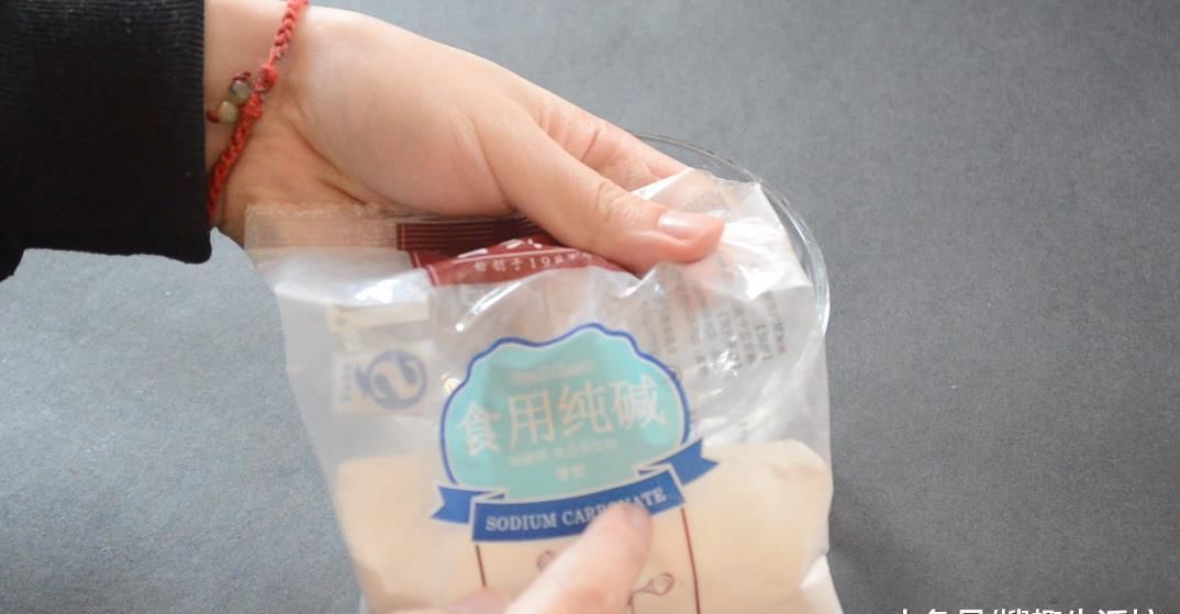 妙招|洗碗槽的排水口又脏又臭难清洗 用这个方法能帮你解决, 省钱又实用