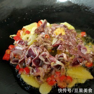 鲜美|#不容错过的鲜美滋味#够酸爽过瘾的湖南菜酸豆角炒鸡杂