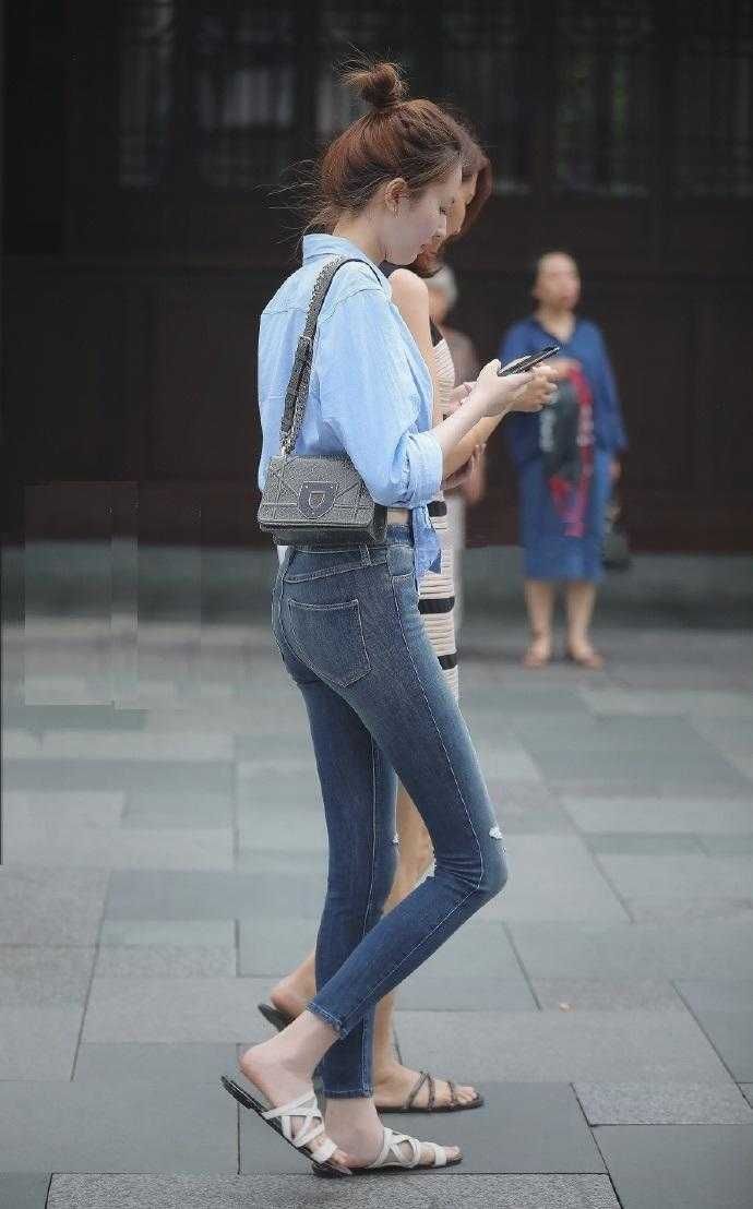 街拍:小姐姐,你这样的打扮虽然好看,但真的不冷吗?