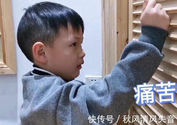 亮亮|孩子看到“奥特曼被揍”的反应,握紧拳头不算啥,用手砸墙才叫绝