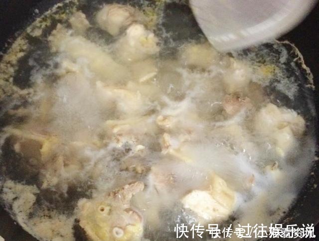 炖鸡汤,最忌直接加水炖,教你一招,鸡肉鲜嫩入味,鸡汤鲜香浓郁