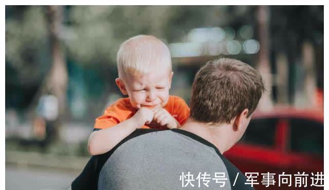 杀手锏|“再不听话我就走了”,父母自认为的“杀手锏”,正是伤娃的利器