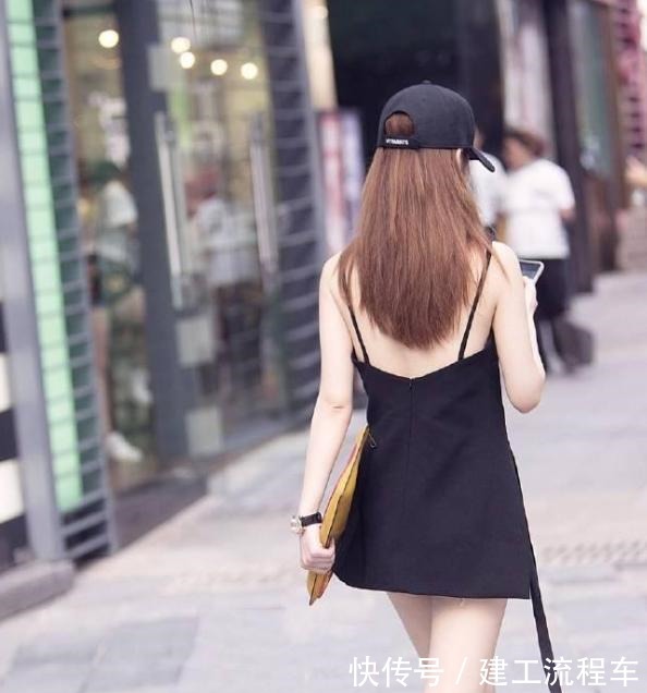 字拖 小姐姐身穿吊带皮短裙,搭配蝴蝶结人字拖,时尚感迸发而来!