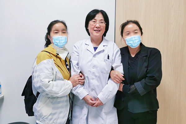 神经内科|55岁双胞胎姐妹常年头痛 竟是因斜视所致