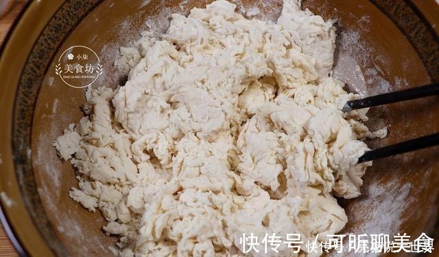 想吃这饼不用买了,教你在家做,一卷一拧,外酥里软,比吃肉都香