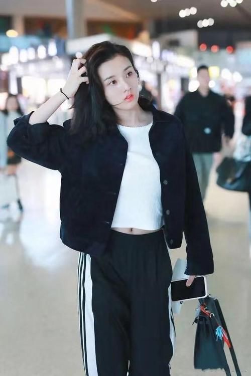 宋祖儿|小姐姐终于像21岁了，阿童木卫衣配绒大衣，穿出日系少女范