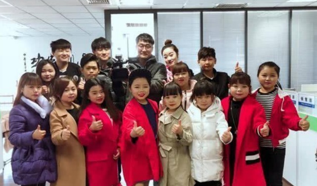 身高高|成都最美袖珍女孩结婚了,30多岁拥有十几岁的童颜,爹妈含泪送嫁